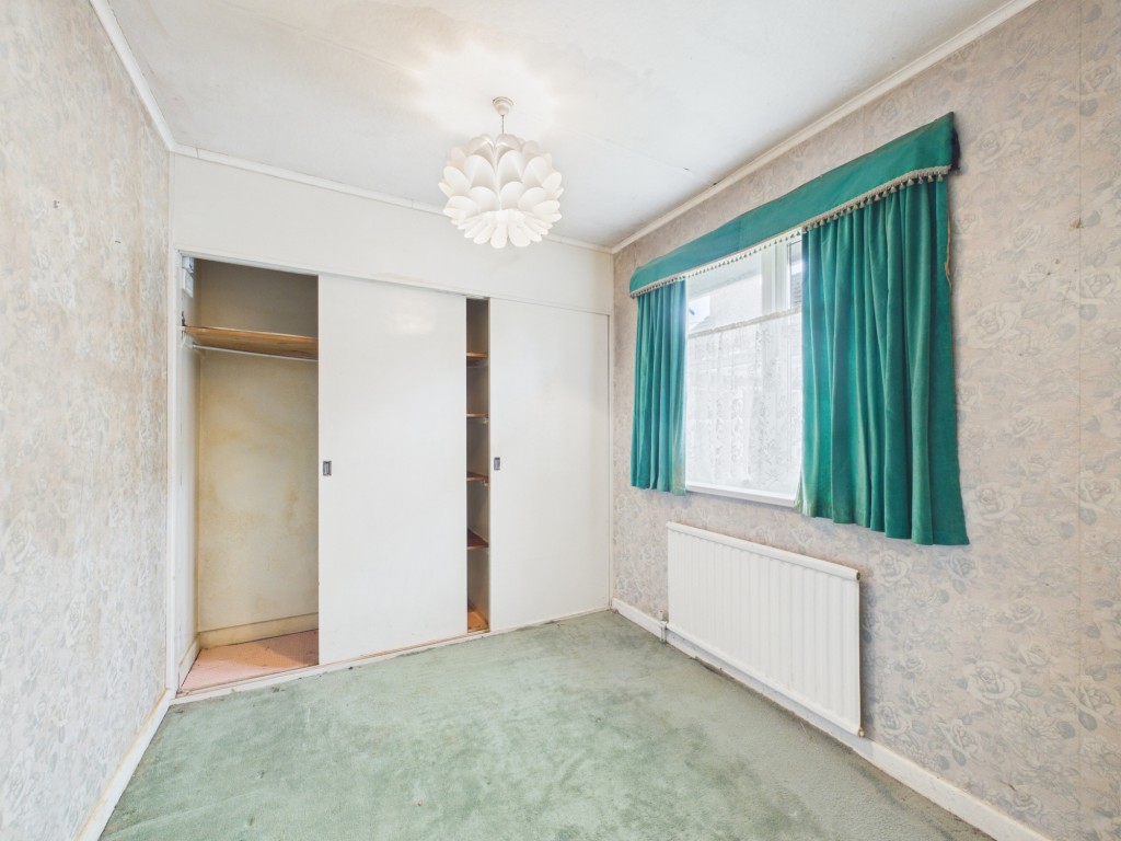 Lot: 102 - LINK-DETACHED TWO-BEDROOM BUNGALOW FOR UPDATING - Bedroom two